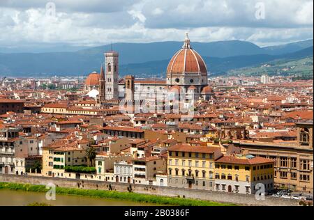 Firenze oder Florenz ist die Hauptstadt der italienischen Region Toskana. Es war ein Zentrum des mittelalterlichen europäischen Handels und Finanzwesens und eine der wohlhabendsten Städte dieser Epoche. Sie gilt als Geburtsstätte der Renaissance und wurde "Athen des Mittelalter" genannt. Eine turbulente politische Geschichte umfasst die Zeiten der Herrschaft der mächtigen Medici-Familie und zahlreiche religiöse und republikanische Revolutionen. Von 1865 bis 1871 war die Stadt die Hauptstadt des kürzlich errichteten Königreichs Italien. Der florentinische Mundart bildet die Basis des Standarditalienischen und wurde zur Sprache der Cultu Stockfoto