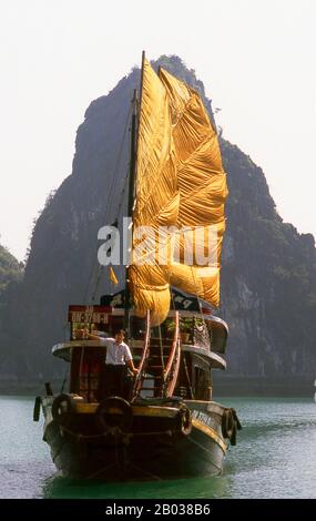 In Vietnamesisch bedeutet "langer Drache", und die Legende besagt, dass die Halong Bay von einem gigantischen Drachen gebildet wurde, der in den Golf von Tonkin stürzte und Tausende von Kalksteinauswühlungen durch die Verzurrung seines Schwanzes hervorgebracht hat. Geologen neigen dazu, diese Theorie zu verwerfen und argumentieren, dass die unzähligen Inseln, die entlang der Halong Bay liegen und sich bis nach Norden bis zur chinesischen Grenze erstrecken, das Ergebnis einer selektiven Erosion des Meeresbodens über Jahrtausende sind. Stockfoto