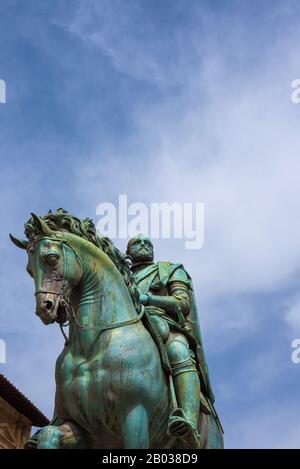 Cosimo I. de Medici, der erste Großfürst der Toskana, 1594 im Signoria-Platz in Florenz (mit Kopientraum oben) errichtete Renaissance-Bronzestatue Stockfoto