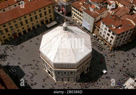 Das achteckige Baptisterium von Florenz (Battistero di San Giovanni), auch bekannt als Baptisterium des Heiligen Johannes, ist eines der ältesten Gebäude in Florenz, das zwischen 1059 und 1128 im florentinischen Stil der Romanik errichtet wurde. Die Baptistie ist bekannt für ihre drei Sätze von kunstvoll bedeutenden Bronzetüren mit Reliefplastiken. Die Südtüren wurden von Andrea Pisano und die Nord- und Osttür von Lorenzo Ghiberti geschaffen. Die Osttüren wurden von Michelangelo The Gates of Paradise genannt. Der italienische Dichter Dante und viele andere bedeutende Persönlichkeiten der Renaissance, darunter Mitglieder der Familie Medici, Stockfoto