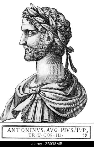 Antoninus (86-161) wurde 86 als Konsul Titus Aurelius Fulvus geboren und wuchs auf, Freund und Verbündeter von Kaiser Hadrian zu werden, der ihn 138 als Sohn und Erbe adoptierte. Seinerseits ließ Hadrian Antoninus die zukünftigen Kaiser Marcus Aurelius und Luzius Verus adoptieren, da seine Nachfolger Antoninus noch im selben Jahr seiner Annahme zum Kaiser aufstiegen und den Namen Pius erwarben, nachdem er den Senat dazu überredet hatte, Hadrian gottesdienstliche Ehren zu gewähren. Er nahm nur wenige erste Änderungen an Hadrians Vereinbarungen und Politik vor, und er überwachte eine nichtmilitärische und meist friedliche Herrschaft, die friedlichste in der Geschichte des Principates. Er Stockfoto