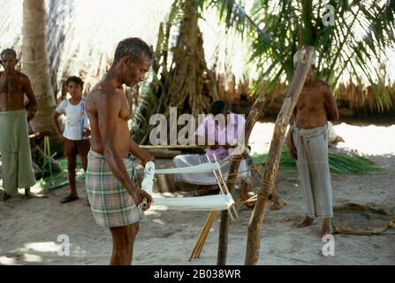 Eydhafushi Island im Baa-Atoll (Süd-Maalhosmadulu-Atoll) war einst für seine Feyli- oder Sarong-Weber bekannt. Eydhafushi ist die Hauptstadt des Baa-Atolls. Asiens kleinste und am wenigsten bekannte Nation, die Republik Malediven, liegt verstreut von Nord nach Süd über einen 750 Kilometer langen Lauf des Indischen Ozeans 500 Kilometer südwestlich von Sri Lanka. Mehr als 1000 Inseln, zusammen mit unzähligen Ufern und Riffen, sind in einer Kette von neunzehn Atollen zusammengefasst, die sich von einem Punkt westlich von Colombo bis unmittelbar südlich des Äquators erstreckt. Stockfoto