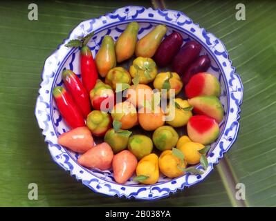 LuK Chub wird durch das Kochen von Mungbohne, Zucker und Kokosmilch zu einem Fruchtfleisch hergestellt, das dann in fantastische Formen wie Chilis, Kirschen, Mangosteinen, Orangen, Mangos, Wassermelonen und Karotten geformt wird. Als letzten Schliff wird ein Gelee aufgetragen, um die Mungbohnen-Bonbons zu überziehen und so einen plastischen Look und eine Struktur zu erzeugen. Stockfoto