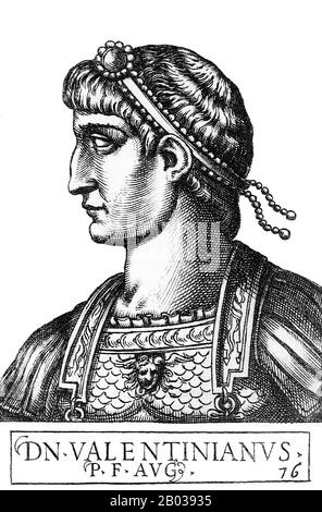 Valentinian I. (321-375), auch Valentinian der Große genannt, war der Sohn von Gratianus Major, einem Kommandeur unter Kaiser Konstantin I. und Constans I. Valentinian trat Ende der 330er Jahre in die Armee ein, Aber er wurde gedemütigt und seine Karriere während eines Debakels gegen Alamanni-Räuber ruiniert, das durch die Unfähigkeit anderer verursacht wurde. Seine Geschicke würden sich schnell ändern, als er von Kaiser Jovian zum Dreigestirn befördert wurde, dessen später Tod 364 zu Valentinians Aufstieg zum Kaiser durch zivile und militärische Versammlung führte. Er wählte seinen Bruder Valens als Mitkaiser des Ostens aus, während Valentinian den Westen verwaltete. Stockfoto