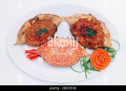 Puu Cha (thailändische gefüllte Krabbenschalen) wird mit frischem Krabbenfleisch hergestellt. Das Fleisch wird mit Limettensaft, Chilipaste, Knoblauch, Palmenzucker, gemahlenem Schweinefleisch, Fischsauce, Koriander, grünen Zwiebeln, Sojasoße, Ei, Salz und Pfeffer gemischt. Diese Mischung wird dann in die Krabbenschalen gefüllt und frittiert. Stockfoto