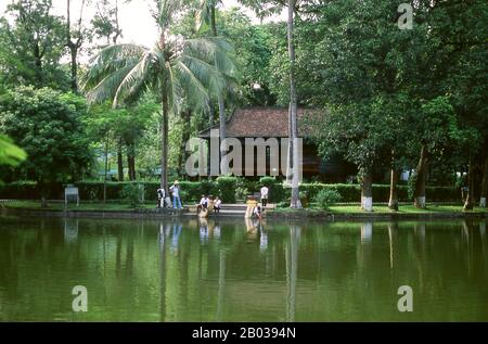 Präsident Ho Chi Minh (1890 - 1969) weigerte sich, im luxuriösen Präsidentenpalast zu leben und bevorzugte bescheidenere Unterkünfte. In diesem eigens erbauten Stielhaus lebte er im letzten Jahrzehnt seines Lebens. Stockfoto