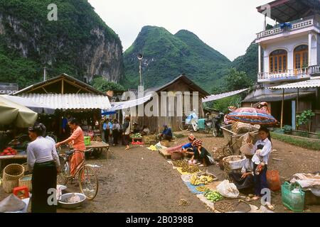 In den engen Bergtälern der Provinzen Son La, Dien Bien und Lai Chau in Nordvietnamesen bleiben die Tai eine sehr spürbare und selbstbewusste Minderheit. Sie sind in weiße Tai- und Schwarze Tai-Gemeinden unterteilt, während weiter südlich, an der Lao-Grenze in Thanh Hoa und Nghe An Provinzen, Red Tai überwiegen. Diese Untergruppen zeichnen sich durch das Kleid ihrer Frauen aus. Vietnams Tai sind Menschen der Bergtäler. Nasse Reisfelder anbauend sind sie relativ wohlhabend und genießen mehr Sicherheit und einen deutlich höheren Lebensstandard als die Menschen auf den Berghängen. Sie sind Kult Stockfoto