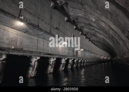 Balaklava-Betontunnelinnenraum, Teil eines verlassenen U-Boot-Untergrunds aus UdSSR-Zeit. Krim Stockfoto