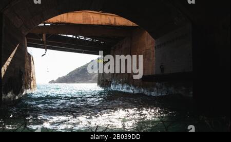 Ausgang aus Betontunnelinnenraum, Teil des verlassenen U-Boot-Untergrunds aus UdSSR-Zeit. Balaklava, Krim Stockfoto