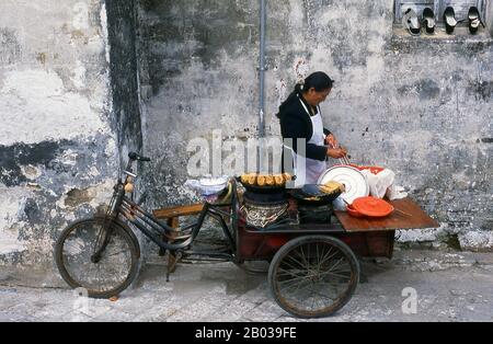 Zhouzhuang ist eine der bekanntesten Wassergemeinden Chinas und stammt aus der Zeit der Frühlings- und Herbstannalen (770 v. u. z. - 476 v. z.). Der größte Teil der heutigen Altstadt wurde in der Ming- oder Qing-Zeit erbaut. Stockfoto