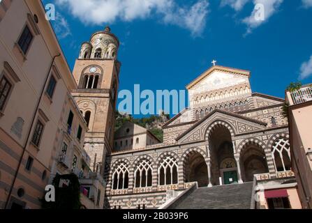 Die im 9. Und 10. Jahrhundert begonnene Amalfikathedrale (Cattedrale di Sant'Andrea) ist eine dem Apostel Andreas geweihte, römische Kathedrale, deren Reliquien hier aufbewahrt werden. Zur Kathedrale gehört die angrenzende Kreuzritterbasilika aus dem 9. Jahrhundert. Von der Basilika aus sind Stufen in die Krypta des heiligen Andreas zu führen. Stockfoto