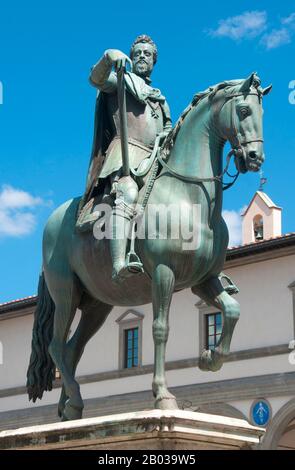 Italien: Reiterstatue von Ferdinando i de' Medici, Großherzog der Toskana (1549-1609), Piazza della Santissima Annunziata, Florenz. Fertiggestellt vom italienischen Bildhauer Pietro Tacca (1577 - 1640), wurde die Statue 1608 errichtet. Die Reiterstatue von Ferdinando I wurde ursprünglich von einem älteren Giambologna (1529 - 1608) in Auftrag gegeben und von seinem Schüler Pietro Tacca fertiggestellt. Ferdinando i de' Medici (30. Juli 1549 bis 17. Februar 1609) war von 1587 bis 1609 Großherzog der Toskana, Nachfolger seines älteren Bruders Francesco I. Stockfoto