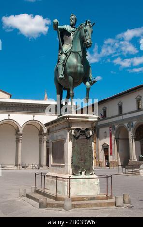 Italien: Reiterstatue von Ferdinando i de' Medici, Großherzog der Toskana (1549-1609), Piazza della Santissima Annunziata, Florenz. Fertiggestellt vom italienischen Bildhauer Pietro Tacca (1577 - 1640), wurde die Statue 1608 errichtet. Die Reiterstatue von Ferdinando I wurde ursprünglich von einem älteren Giambologna (1529 - 1608) in Auftrag gegeben und von seinem Schüler Pietro Tacca fertiggestellt. Ferdinando i de' Medici (30. Juli 1549 bis 17. Februar 1609) war von 1587 bis 1609 Großherzog der Toskana, Nachfolger seines älteren Bruders Francesco I. Stockfoto