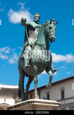 Italien: Reiterstatue von Ferdinando i de' Medici, Großherzog der Toskana (1549-1609), Piazza della Santissima Annunziata, Florenz. Fertiggestellt vom italienischen Bildhauer Pietro Tacca (1577 - 1640), wurde die Statue 1608 errichtet. Die Reiterstatue von Ferdinando I wurde ursprünglich von einem älteren Giambologna (1529 - 1608) in Auftrag gegeben und von seinem Schüler Pietro Tacca fertiggestellt. Ferdinando i de' Medici (30. Juli 1549 bis 17. Februar 1609) war von 1587 bis 1609 Großherzog der Toskana, Nachfolger seines älteren Bruders Francesco I. Stockfoto