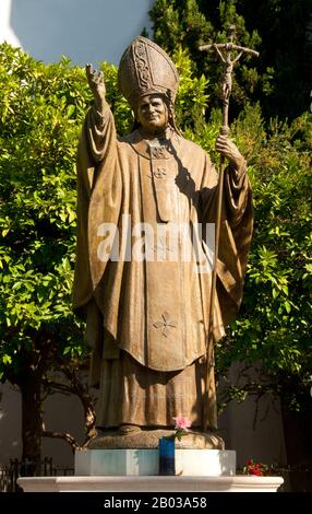 Spanien: Bronzestatue von Papst Johannes Paul II. (1920–2005), Plaza de Virgen de los Reyes, Sevilla. Papst Johannes Paul II. (Lateinisch Ioannes Paulus II.; italienisch Giovanni Paolo II.; Polnisch Jan Paweł II.; geb. Karol Józef Wojtyła; 18. Mai 1920 – 2. April 2005) war von 1978 bis 2005 Papst und Souverän des Staates Vatikanstadt. Stockfoto