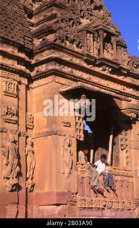 Das Shiv Mandir bei Kera wurde während der Herrschaft der Chaulukya-Dynastie (Solankis) im späteren Teil des 10. Jahrhunderts (9. Bis 11. Jahrhundert) erbaut und ist Shiva gewidmet. Der Tempel wurde während des Erdbebens von 1819 und des Bhuj-Erdbebens von 2001 schweren Erdbebenschäden ausgesetzt. Kutch (oft Kachch geschrieben) ist der nordwestliche Teil des indischen Bundesstaats Gujarat, der vom Hauptteil des Staates durch das Arabische Meer und eine Ausdehnung der Salzwiesen geteilt wird. Im Norden liegt die pakistanische Provinz Sind. Der Name Kutch soll von den Kachelas abgeleitet sein, einer Unterkaste der lohe Stockfoto