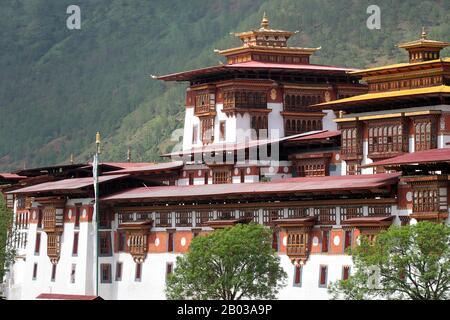 Der Punakha Dzong, auch Pungtang Dewa Chhenbi Phodrang ("der Palast des großen Glücks oder der Glückseligkeit") wurde 1637 - 1638 von der 1. Zhabdrung Rinpoche und Gründer des bhutanischen Staates Ngawang Namgyal (1594 - 1651) erbaut. Es ist der zweitgrößte und zweitälteste Dzong (Festung) in Bhutan, der am Zusammenfluss der Flüsse Pho Chhu (Vater) und Mo Chhu (Mutter) im Tal Punakha-Wangdue liegt. Punakha Dzong ist das Verwaltungszentrum des Distrikts Punakha und war einst bis zum Jahr 1855, als die Hauptstadt nach Thi verlegt wurde, Verwaltungszentrum und Regierungssitz von Bhutan Stockfoto