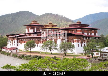 Der Punakha Dzong, auch Pungtang Dewa Chhenbi Phodrang ("der Palast des großen Glücks oder der Glückseligkeit") wurde 1637 - 1638 von der 1. Zhabdrung Rinpoche und Gründer des bhutanischen Staates Ngawang Namgyal (1594 - 1651) erbaut. Es ist der zweitgrößte und zweitälteste Dzong (Festung) in Bhutan, der am Zusammenfluss der Flüsse Pho Chhu (Vater) und Mo Chhu (Mutter) im Tal Punakha-Wangdue liegt. Punakha Dzong ist das Verwaltungszentrum des Distrikts Punakha und war einst bis zum Jahr 1855, als die Hauptstadt nach Thi verlegt wurde, Verwaltungszentrum und Regierungssitz von Bhutan Stockfoto