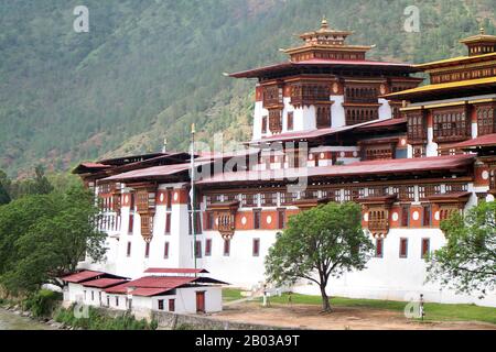 Der Punakha Dzong, auch Pungtang Dewa Chhenbi Phodrang ("der Palast des großen Glücks oder der Glückseligkeit") wurde 1637 - 1638 von der 1. Zhabdrung Rinpoche und Gründer des bhutanischen Staates Ngawang Namgyal (1594 - 1651) erbaut. Es ist der zweitgrößte und zweitälteste Dzong (Festung) in Bhutan, der am Zusammenfluss der Flüsse Pho Chhu (Vater) und Mo Chhu (Mutter) im Tal Punakha-Wangdue liegt. Punakha Dzong ist das Verwaltungszentrum des Distrikts Punakha und war einst bis zum Jahr 1855, als die Hauptstadt nach Thi verlegt wurde, Verwaltungszentrum und Regierungssitz von Bhutan Stockfoto