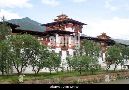 Der Punakha Dzong, auch Pungtang Dewa Chhenbi Phodrang ("der Palast des großen Glücks oder der Glückseligkeit") wurde 1637 - 1638 von der 1. Zhabdrung Rinpoche und Gründer des bhutanischen Staates Ngawang Namgyal (1594 - 1651) erbaut. Es ist der zweitgrößte und zweitälteste Dzong (Festung) in Bhutan, der am Zusammenfluss der Flüsse Pho Chhu (Vater) und Mo Chhu (Mutter) im Tal Punakha-Wangdue liegt. Punakha Dzong ist das Verwaltungszentrum des Distrikts Punakha und war einst bis zum Jahr 1855, als die Hauptstadt nach Thi verlegt wurde, Verwaltungszentrum und Regierungssitz von Bhutan Stockfoto