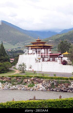 Der Punakha Dzong, auch Pungtang Dewa Chhenbi Phodrang ("der Palast des großen Glücks oder der Glückseligkeit") wurde 1637 - 1638 von der 1. Zhabdrung Rinpoche und Gründer des bhutanischen Staates Ngawang Namgyal (1594 - 1651) erbaut. Es ist der zweitgrößte und zweitälteste Dzong (Festung) in Bhutan, der am Zusammenfluss der Flüsse Pho Chhu (Vater) und Mo Chhu (Mutter) im Tal Punakha-Wangdue liegt. Punakha Dzong ist das Verwaltungszentrum des Distrikts Punakha und war einst bis zum Jahr 1855, als die Hauptstadt nach Thi verlegt wurde, Verwaltungszentrum und Regierungssitz von Bhutan Stockfoto