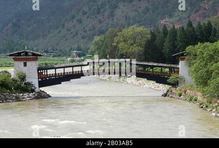 Der Punakha Dzong, auch Pungtang Dewa Chhenbi Phodrang ("der Palast des großen Glücks oder der Glückseligkeit") wurde 1637 - 1638 von der 1. Zhabdrung Rinpoche und Gründer des bhutanischen Staates Ngawang Namgyal (1594 - 1651) erbaut. Es ist der zweitgrößte und zweitälteste Dzong (Festung) in Bhutan, der am Zusammenfluss der Flüsse Pho Chhu (Vater) und Mo Chhu (Mutter) im Tal Punakha-Wangdue liegt. Punakha Dzong ist das Verwaltungszentrum des Distrikts Punakha und war einst bis zum Jahr 1855, als die Hauptstadt nach Thi verlegt wurde, Verwaltungszentrum und Regierungssitz von Bhutan Stockfoto