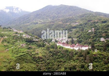 Chokhor Raptse Dzong, eher einfach als "Trongsa Dzong" bekannt, wurde 1644-1647 erbaut und diente früher als Herrschaftssitz für die Wangchuck-Dynastie vor ihrer Thronbesteigung zu den Herrschern Bhutans im Jahr 1907. Es ist die größte Dzong-Festung in Bhutan, die auf einem Sporn erbaut wurde, der die Schlucht der Mangde Chhu (Fluss) überragt. Die Trongsa Dzong kontrolliert den Ostwesthandel, wobei die Vorläuferstraße der modernen Lateralstraße, die einzige Straße, die Ost- und Westbhutan verbindet, durch den Innenhof des Dzong führt. Dies erlaubte seinen Herrschern, der Wangchuck-Dynastie, die anfangs die Pflözer (Gouverneure) des reg waren Stockfoto