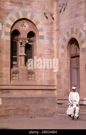 Der Palast Vijaya Vilas ist der einmalige Sommerpalast der Jadeja Rajas von Kutch. Der Palast wurde während der Regierungszeit von Maharao Shri Khengarji III., dem Maharao von Kutch, als Sommerressort für die Nutzung seines Sohnes und Erben des Königreichs, des Yuvraj Shri Vijayaraji, errichtet. Der Bau des Palastes begann 1920 und wurde 1929 abgeschlossen. Kutch (oft Kachch geschrieben) ist der nordwestliche Teil des indischen Bundesstaats Gujarat, der vom Hauptteil des Staates durch das Arabische Meer und eine Ausdehnung der Salzwiesen geteilt wird. Im Norden liegt die pakistanische Provinz Sind. Der Name Kutch soll deri sein Stockfoto