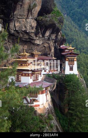 Paro Taktsang, auch bekannt unter den Namen Taktsang Palphug-Kloster und Tiger-Nest, ist eine bedeutende buddhistische heilige Stätte und Tempelanlage, die in die 1.000 Meter (3.281 Fuß) große Kliffseite des oberen Paro-Tals in Bhutan eingebaut ist. Stockfoto