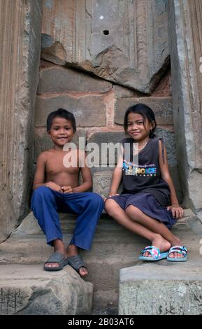 Kambodscha: Kinder im Prasat Bakong, einem historischen Tempel vor Angkoria in der Nähe von Siem Reap. Der Bakong ist ein Hindu-Tempel aus dem späten 9. Jahrhundert, der dem gott Shiva gewidmet ist. Es war das zentrale Merkmal von Jayavarman II., Hauptstadt von Hariharalaya. Bakong ist das größte Denkmal von Angkors Roluos Group. Stockfoto