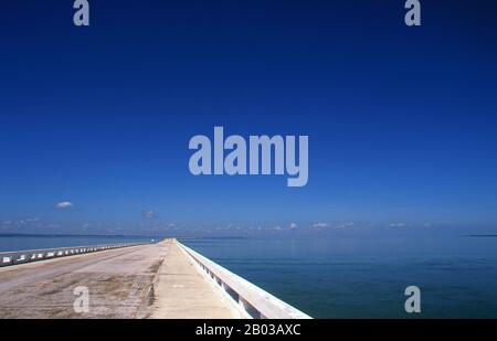 Cayo Santa María ist eine Insel vor Kubas nordzentraler Küste im Archipel Jardines del Rey. Die Insel ist mit dem Festland in der Nähe von Caibarién durch eine 48 km lange Autobahn verbunden, die zwischen 1989 und 1999 gebaut wurde. Stockfoto