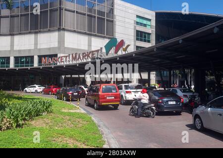 Manila, Philippinen - 12. Februar 2020: Starker Verkehr, viele Autos auf der Edsa Road in der Hauptverkehrszeit Stockfoto