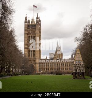 Palace of Westminster, London. Blick von den Victoria Tower Gardens auf Die Parlamentsgebäude, den Sitz der britischen Politik und Regierung. Stockfoto