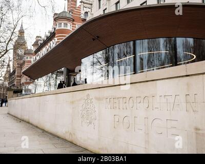New Scotland Yard, das Hauptquartier der London Metropolitan Police, auf der neuen Victoria Embankment Site in Westminster, hinter der Big Ben zu sehen ist. Stockfoto