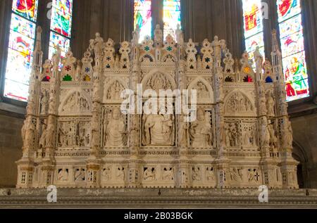 Die erste Kathedrale von Arezzo wurde auf dem nahe gelegenen Pionta-Hügel über der Grabstätte des Donatus von Arezzo erbaut, der 363 maroden wurde. 1203 ließ Papst Innozenz III. Den Dom innerhalb der Stadtmauern an den heutigen Standort verlegen. Der Bau der heutigen, 1278 begonnenen Struktur verlief in verschiedenen Phasen und endete 1511. Die façade wurde in den Jahren 1901-1914 erbaut und ersetzte die vorherige, unvollendete aus dem 15. Jahrhundert. Stockfoto