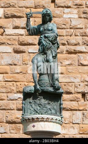 Judith wird dabei gesehen, wie sie ein Schwert verwelgt und kurz davor steht, den assyrischen General Holofernes die Kehle zu durchschneiden. Stockfoto