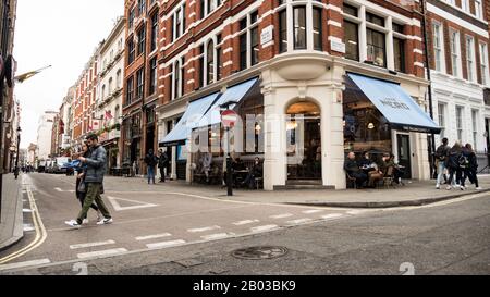 Caffe Nero, Covent Garden. Ein Café an einer Straßenecke, das mit Touristen und Einheimischen im Zentrum Londons beschäftigt ist. Stockfoto