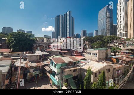 Metro Manila, Philippinen - Februar, 12. 2020: Stadtbild von Makati und BGC: Slums und Wolkenkratzer kontrastieren