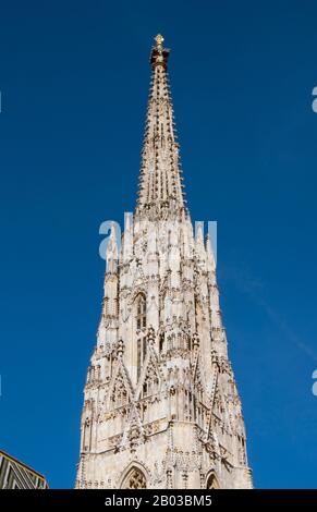 Der Stephansdom ist die Mutterkirche der Römisch-katholischen Erzdiözese Wien und Sitz des Erzbischofes von Wien. Die heutige, heute auf dem Stephansplatz sichtbare, romanisch-gotische Form des Doms wurde maßgeblich von Herzog Rudolf IV. (1339-1365) initiiert und steht auf den Ruinen zweier früherer Kirchen, der ersten, die im Jahre 1147 geweihte Pfarrkirche. Stockfoto