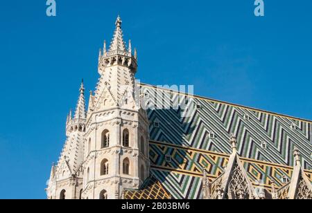 Der Stephansdom ist die Mutterkirche der Römisch-katholischen Erzdiözese Wien und Sitz des Erzbischofes von Wien. Die heutige, heute auf dem Stephansplatz sichtbare, romanisch-gotische Form des Doms wurde maßgeblich von Herzog Rudolf IV. (1339-1365) initiiert und steht auf den Ruinen zweier früherer Kirchen, der ersten, die im Jahre 1147 geweihte Pfarrkirche. Stockfoto