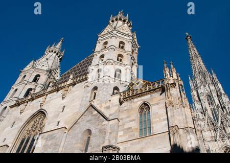 Der Stephansdom ist die Mutterkirche der Römisch-katholischen Erzdiözese Wien und Sitz des Erzbischofes von Wien. Die heutige, heute auf dem Stephansplatz sichtbare, romanisch-gotische Form des Doms wurde maßgeblich von Herzog Rudolf IV. (1339-1365) initiiert und steht auf den Ruinen zweier früherer Kirchen, der ersten, die im Jahre 1147 geweihte Pfarrkirche. Stockfoto