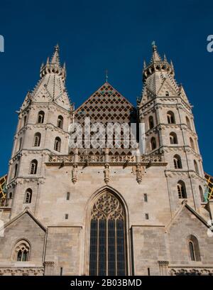 Der Stephansdom ist die Mutterkirche der Römisch-katholischen Erzdiözese Wien und Sitz des Erzbischofes von Wien. Die heutige, heute auf dem Stephansplatz sichtbare, romanisch-gotische Form des Doms wurde maßgeblich von Herzog Rudolf IV. (1339-1365) initiiert und steht auf den Ruinen zweier früherer Kirchen, der ersten, die im Jahre 1147 geweihte Pfarrkirche. Stockfoto