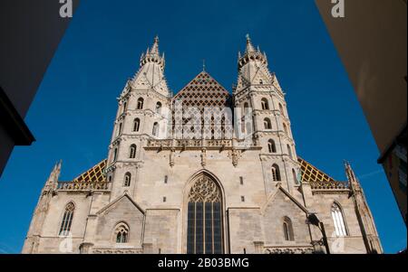 Der Stephansdom ist die Mutterkirche der Römisch-katholischen Erzdiözese Wien und Sitz des Erzbischofes von Wien. Die heutige, heute auf dem Stephansplatz sichtbare, romanisch-gotische Form des Doms wurde maßgeblich von Herzog Rudolf IV. (1339-1365) initiiert und steht auf den Ruinen zweier früherer Kirchen, der ersten, die im Jahre 1147 geweihte Pfarrkirche. Stockfoto