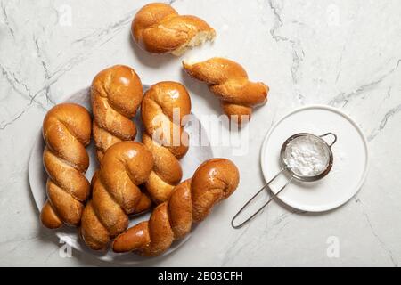 Köstliches Gebäck. Leckere Brötchen. Köstliche Schweinebäse Stockfoto