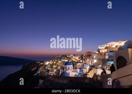 Ein schöner Schuss von Oia, auf der Insel Santorini, Griechenland, nach Sonnenuntergang und während der blauen Stunde. Stockfoto