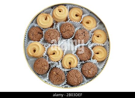 Vanille- und Schokoladenplätzchen im Kreis im Zinnkasten auf weißem Hintergrund Stockfoto