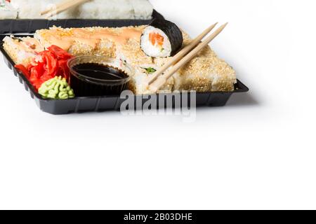 Satz Sushi zum Kopieren. Verschiedene Sushi in Kunststoffboxen. Stockfoto