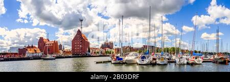 Marina mit Booten, in Deutschland in Stralsund Stockfoto