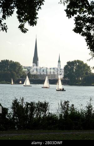 Segeln auf der Aussen-Alster (Alster Seen) mit der Skyline der Marienkirche Spire in Hamburg Stockfoto