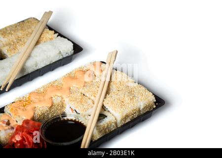 Zwei Sushi-to-Go-Sets, verpackt in Kunststoffboxen. Neue Sushi-Diät. Stockfoto